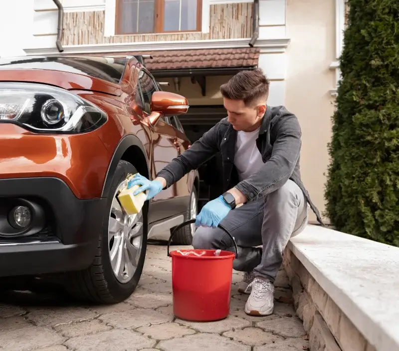 Lavage auto à domicile Ménil-Hermei : professionnel intervenant sur un véhicule